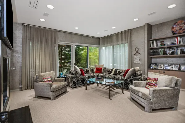 $2,500,000 | 990 Sheridan Road, Highland Park, IL 60035
