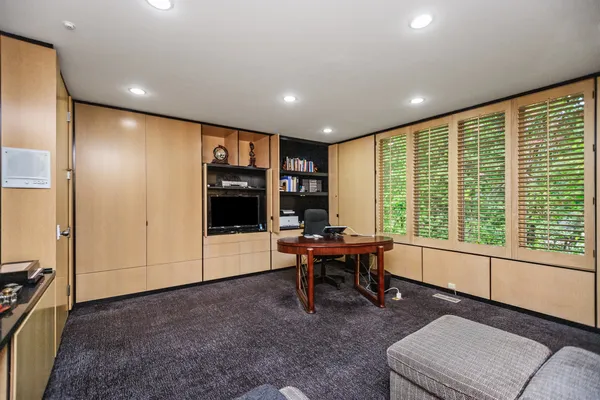 $2,500,000 | 990 Sheridan Road, Highland Park, IL 60035