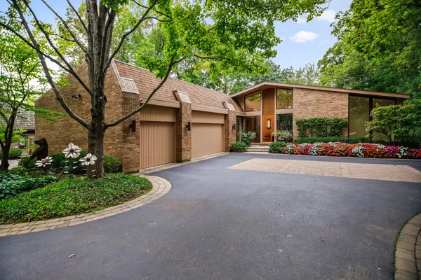 $2,500,000 | 990 Sheridan Road, Highland Park, IL 60035
