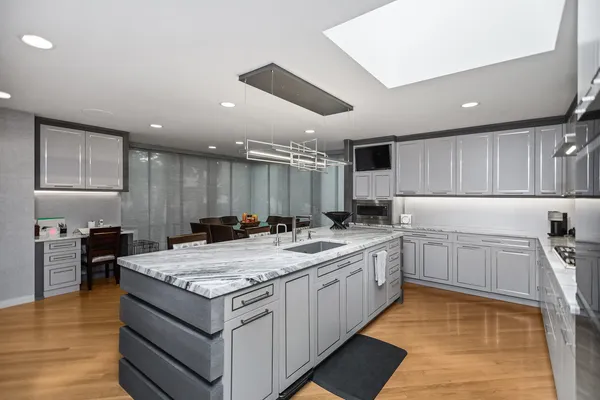 $2,500,000 | 990 Sheridan Road, Highland Park, IL 60035