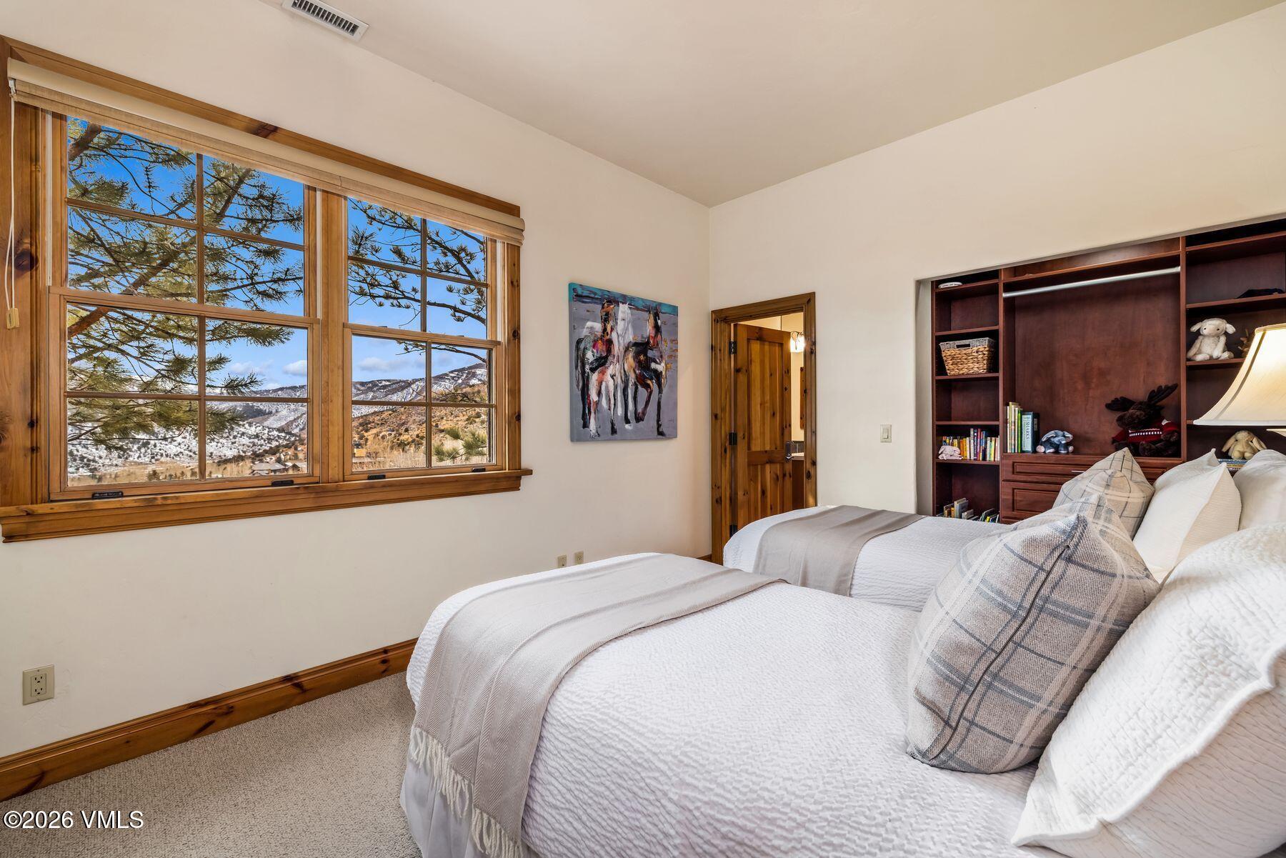 62 Elk Run Edwards, CO 81632 - Photo 33 of 43 a bedroom with a large bed and a window