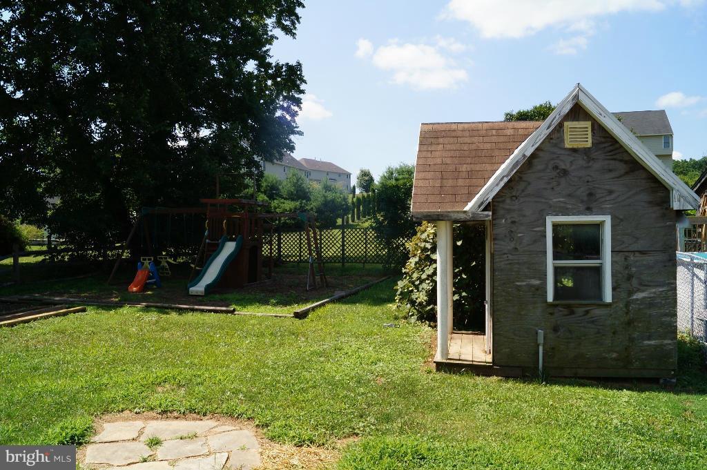 3113 Offutt Road Randallstown, MD 21133 - Photo 13 of 14 a view of a house with backyard and a tree