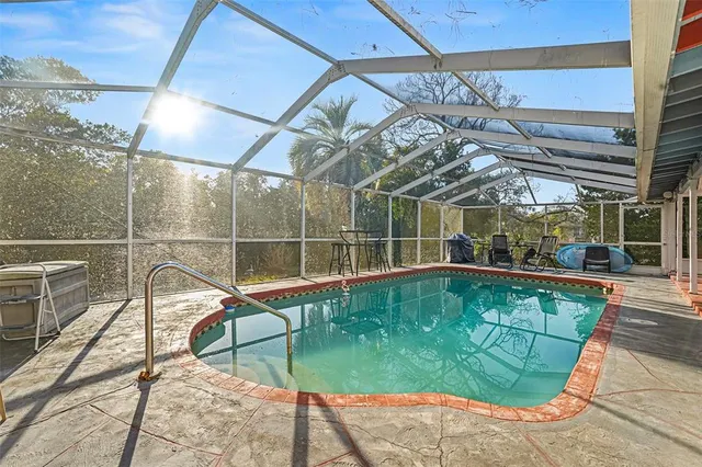 a view of a backyard