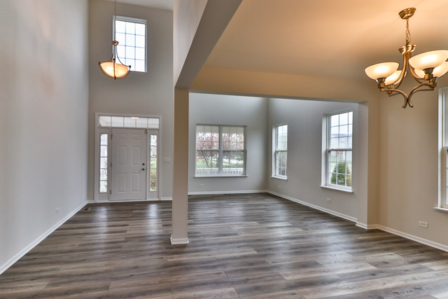 299 Monument Road Elgin, IL 60124 - Photo 4 of 27