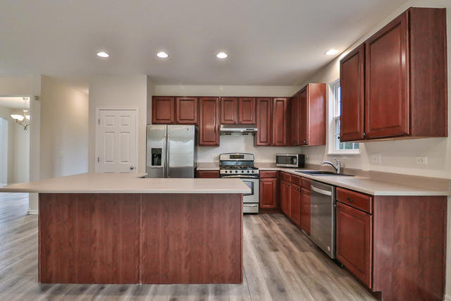299 Monument Road Elgin, IL 60124 - Photo 5 of 27