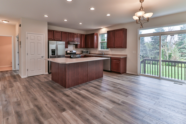 299 Monument Road Elgin, IL 60124 - Photo 7 of 27