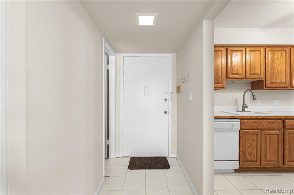 505 East University Drive, Unit 301 Rochester, MI 48307 - Photo 4 of 25