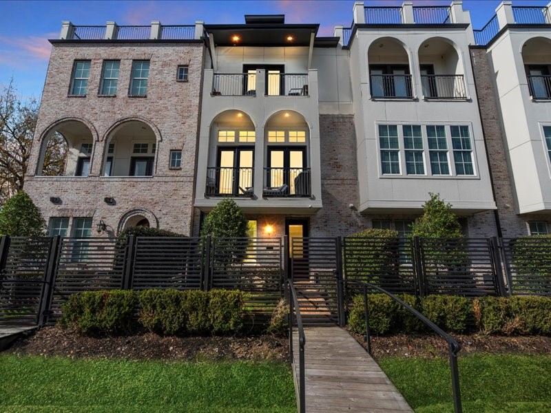 2605 Maxroy Street Houston, TX 77007 - Photo 1 of 36