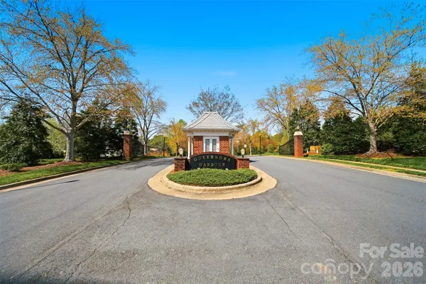$874,900 | 3704 8th St Place Northwest, Hickory, NC 28601