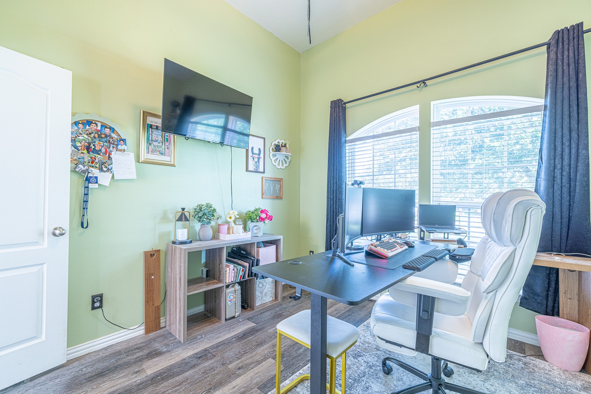 3818 Hunters Trail Baytown, TX 77521 - Photo 21 of 32 a workspace with furniture window and wooden floor