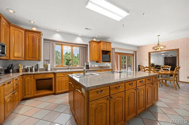 $799,999 | 517 East Waters Edge Drive, Shiloh, IL 62221