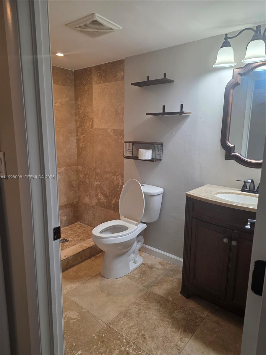 9500 Southwest 3rd Street, Unit 259 Boca Raton, FL 33428 - Photo 4 of 10 a bathroom with a toilet a sink and bathtub
