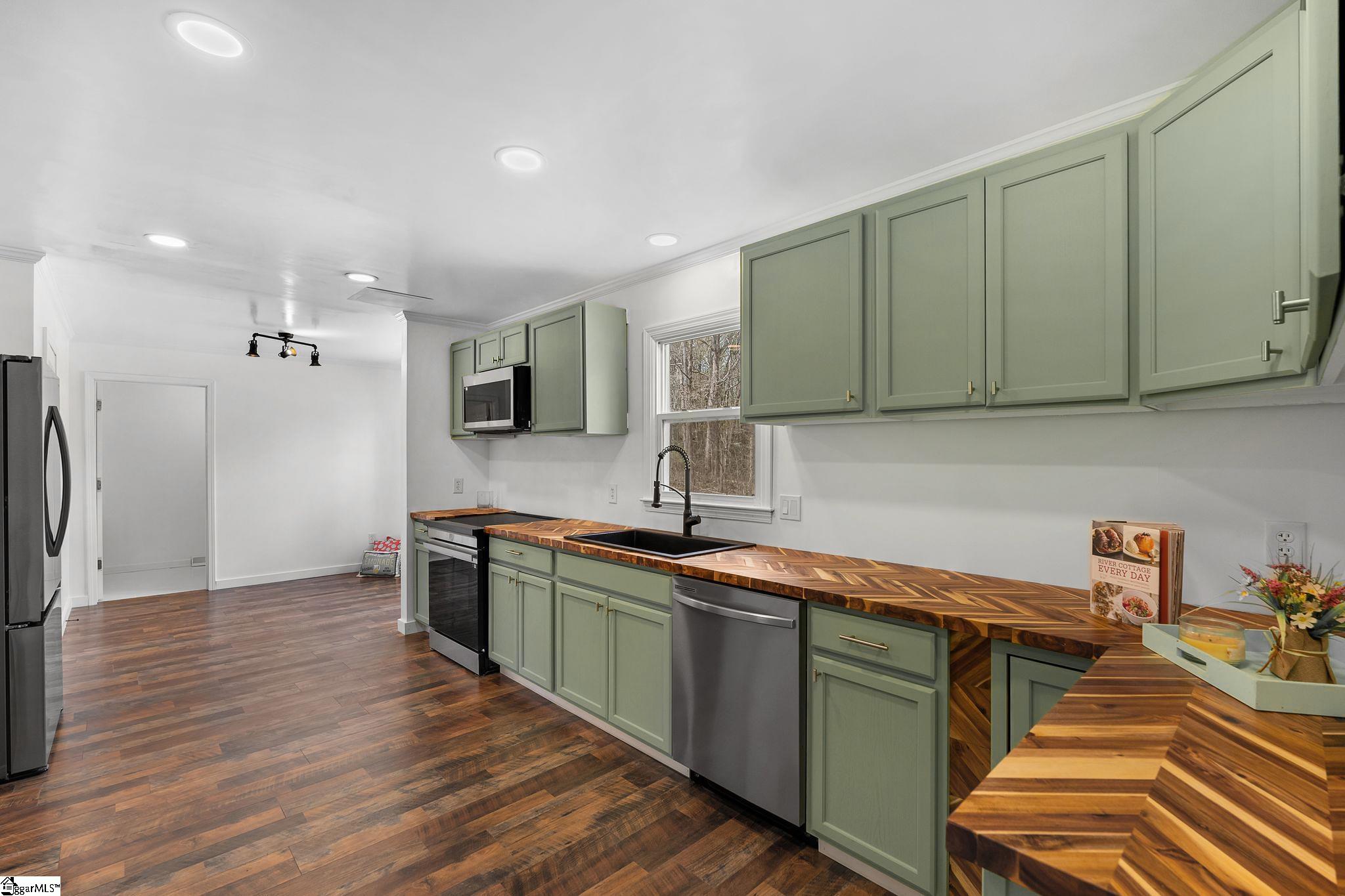 127 Robinwood Lane Pelzer, SC 29669 - Photo 8 of 44