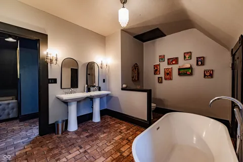 $749,995 | 825 East Washington Street, Muncie, IN 47305