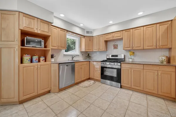 $942,800 | 10 Wesley Court, Congers, NY 10920