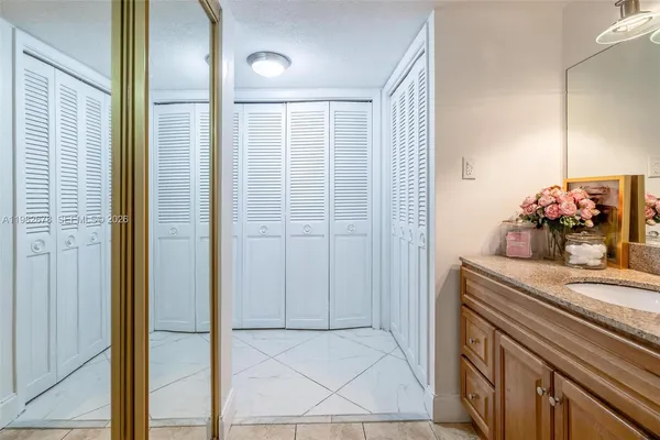 $2,600 | 18071 Biscayne Boulevard, Unit 402, Aventura, FL 33160