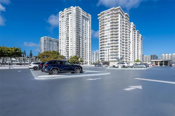 $2,600 | 18071 Biscayne Boulevard, Unit 402, Aventura, FL 33160