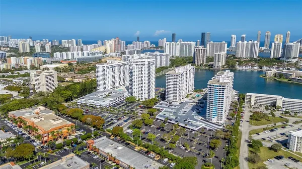 $2,600 | 18071 Biscayne Boulevard, Unit 402, Aventura, FL 33160