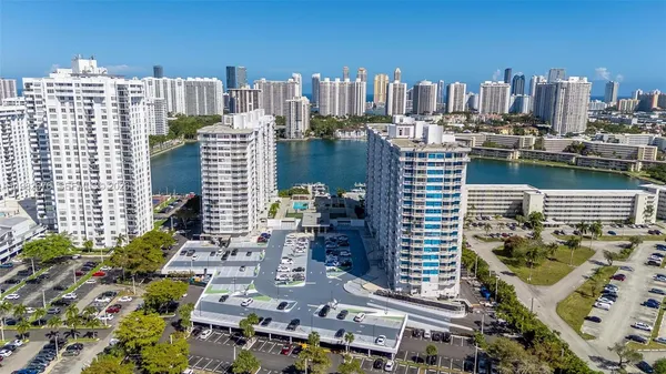 $2,600 | 18071 Biscayne Boulevard, Unit 402, Aventura, FL 33160