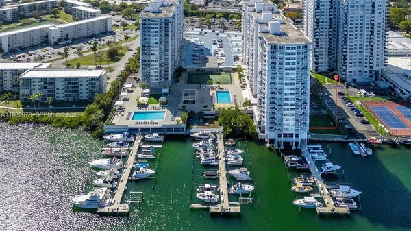 $2,600 | 18071 Biscayne Boulevard, Unit 402, Aventura, FL 33160
