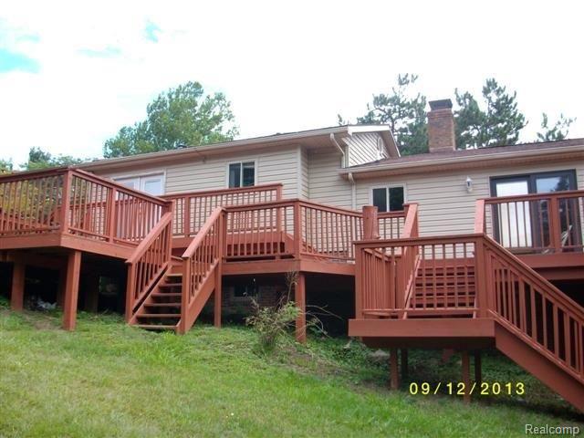 1350 Ellis Road Ypsilanti, MI 48197 - Photo 4 of 12 decks.JPG