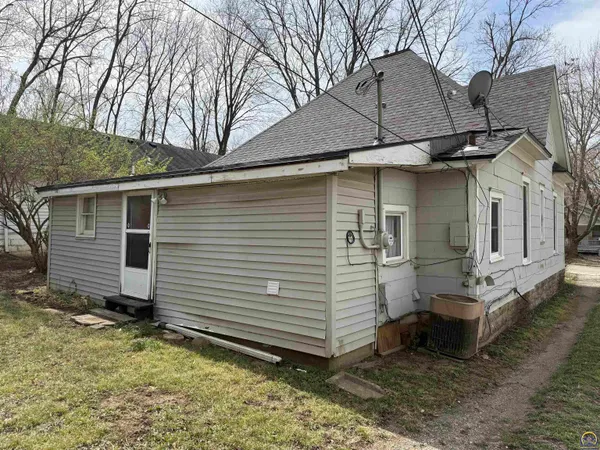 $70,000 | 2406 Southwest Central Park Avenue, Topeka, KS 66611
