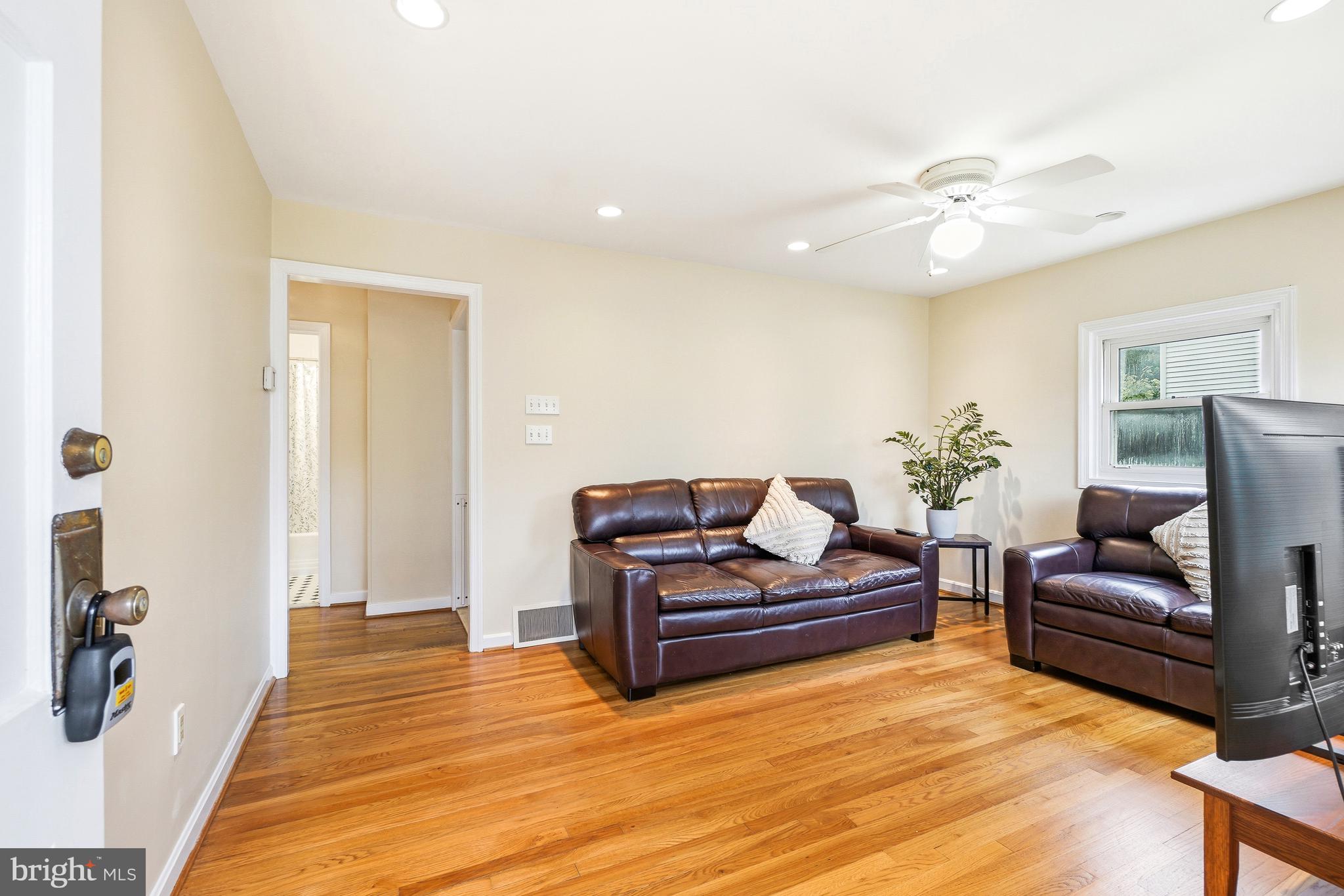 12311 Middle Road Silver Spring, MD 20906 - Photo 4 of 33 Family Room