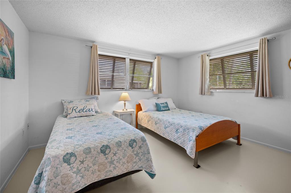 901 Ponderosa Road Venice, FL 34293 - Photo 14 of 33 a bedroom with two beds and window