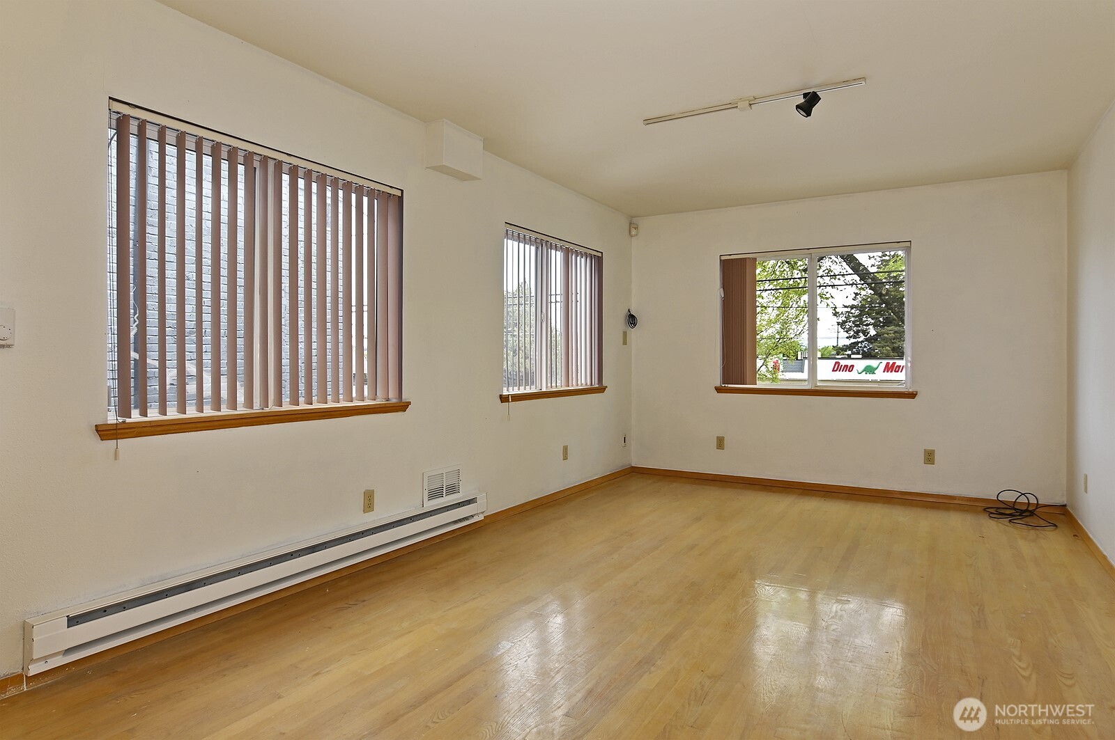 3015 Beacon Avenue South Seattle, WA 98144 - Photo 30 of 33 a view of an empty room with windows