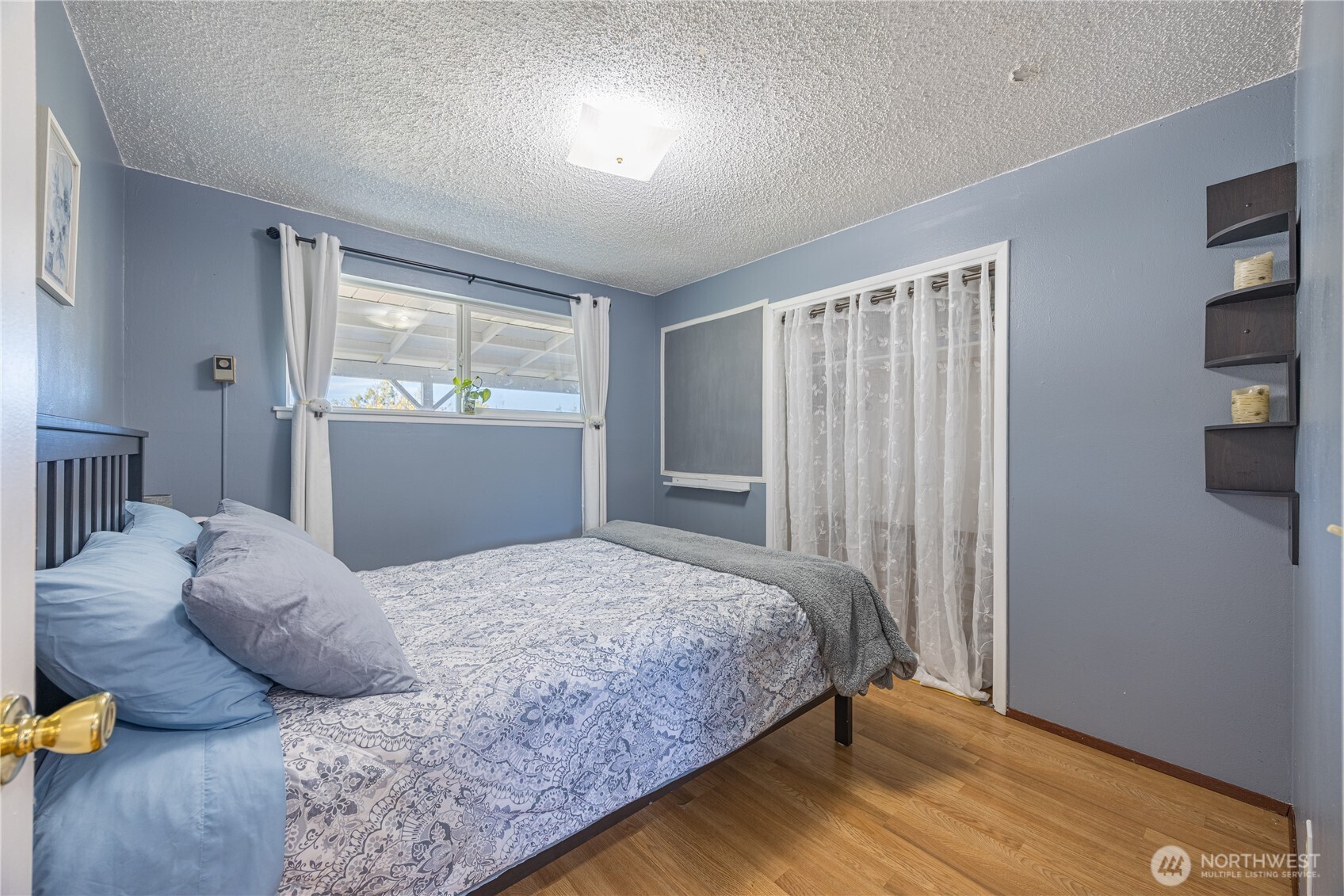 642 Kitchen-Dick Road Sequim, WA 98382 - Photo 18 of 40 a bedroom with a bed and a window