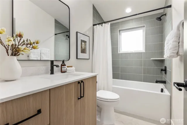 $889,000 | 3404 33rd Avenue West, Seattle, WA 98199