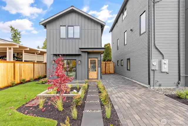 $889,000 | 3404 33rd Avenue West, Seattle, WA 98199