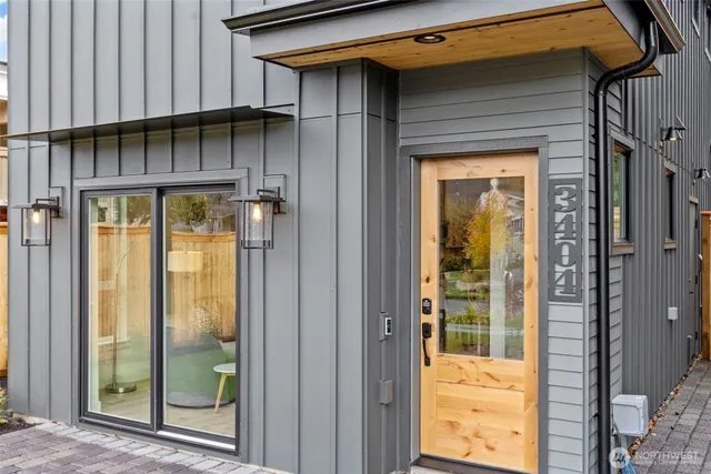 $889,000 | 3404 33rd Avenue West, Seattle, WA 98199