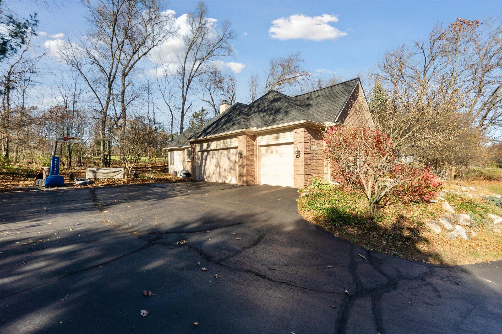 8200 Walkabout Way Pinckney, MI 48169 - Photo 6 of 56 04-8200-Walkabout-Way-Pinckney-MI-48169-