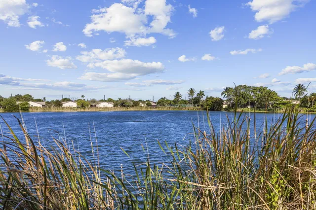 $300,000 | 5202 Waterview Circle, Palm Springs, FL 33461