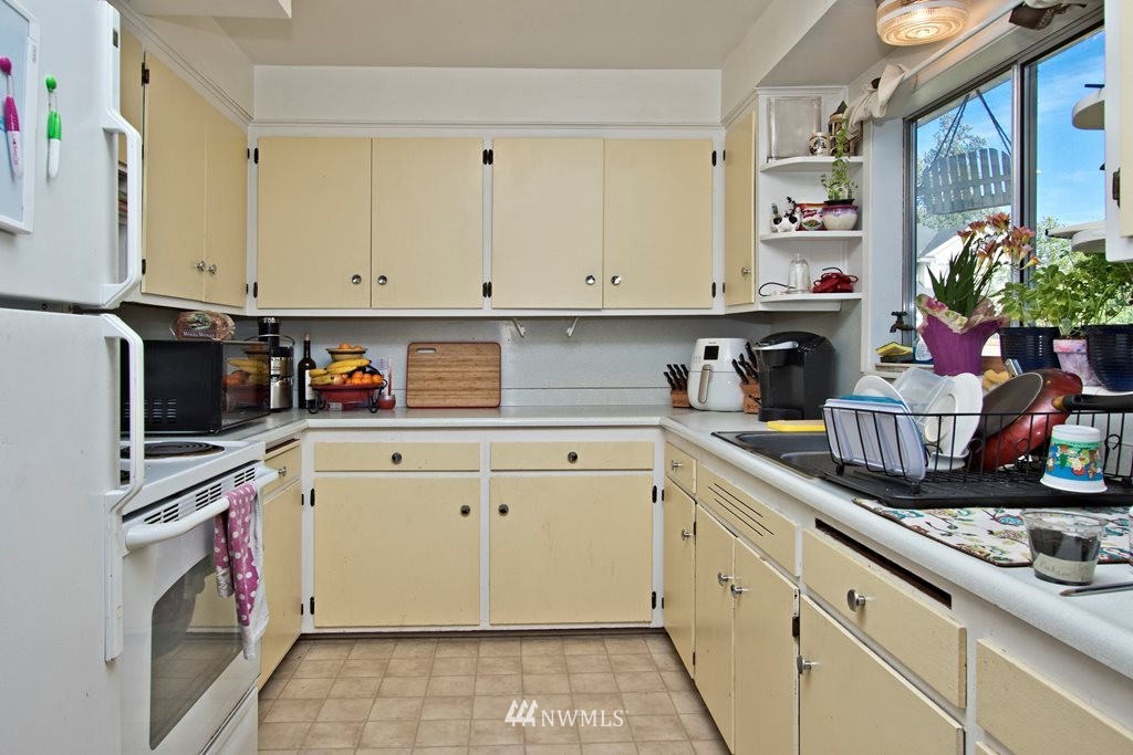 5403 Northeast 4th Street Renton, WA 98059 - Photo 2 of 12