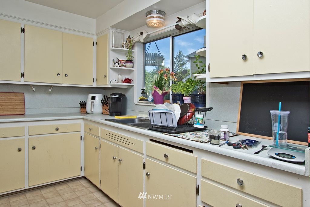 5403 Northeast 4th Street Renton, WA 98059 - Photo 3 of 12