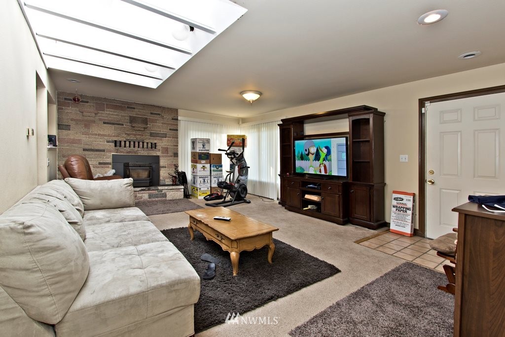 5403 Northeast 4th Street Renton, WA 98059 - Photo 5 of 12