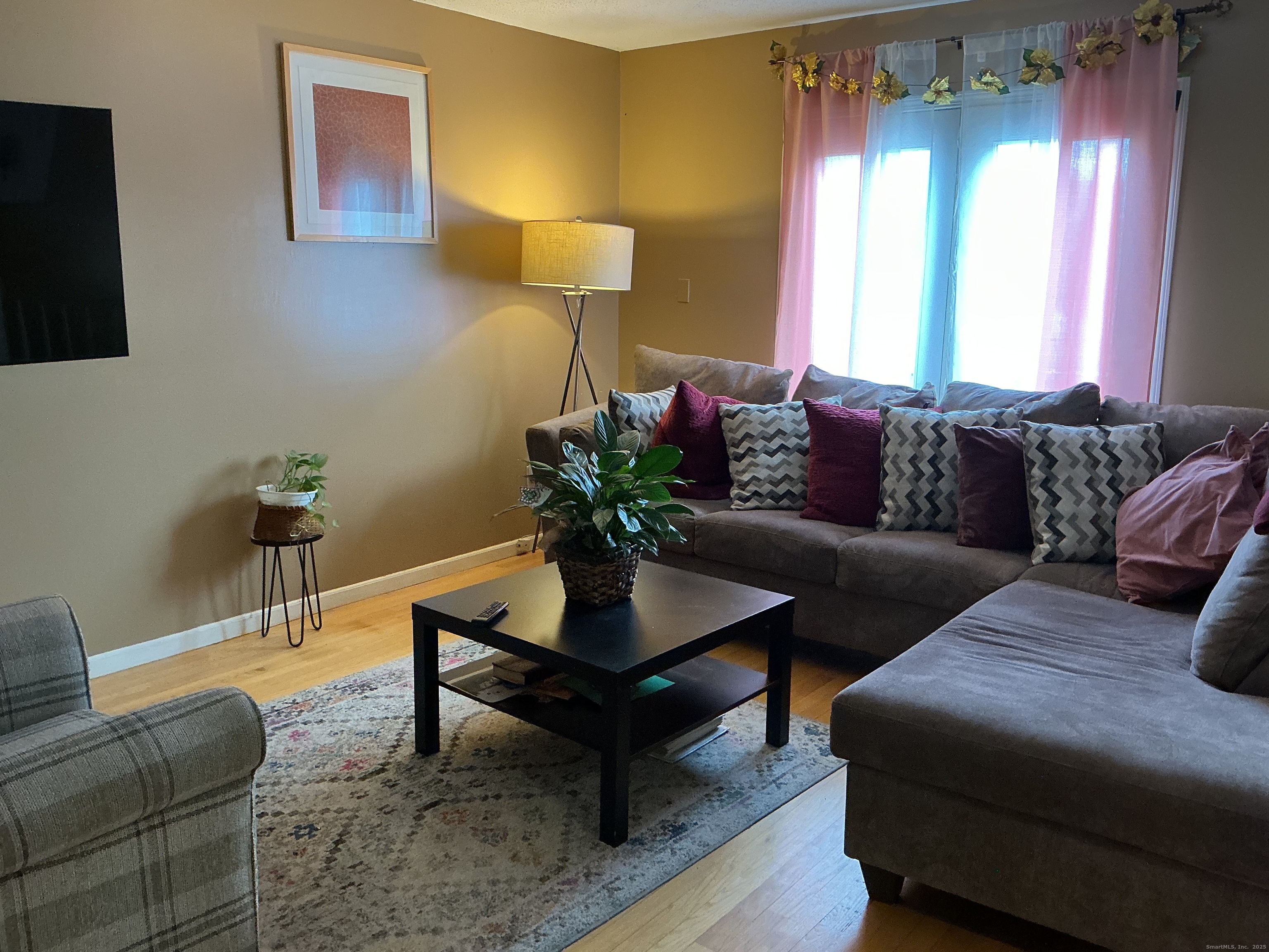 100 Front Street, Unit 100 New Haven, CT 06513 - Photo 6 of 17 a living room with furniture and a lamp