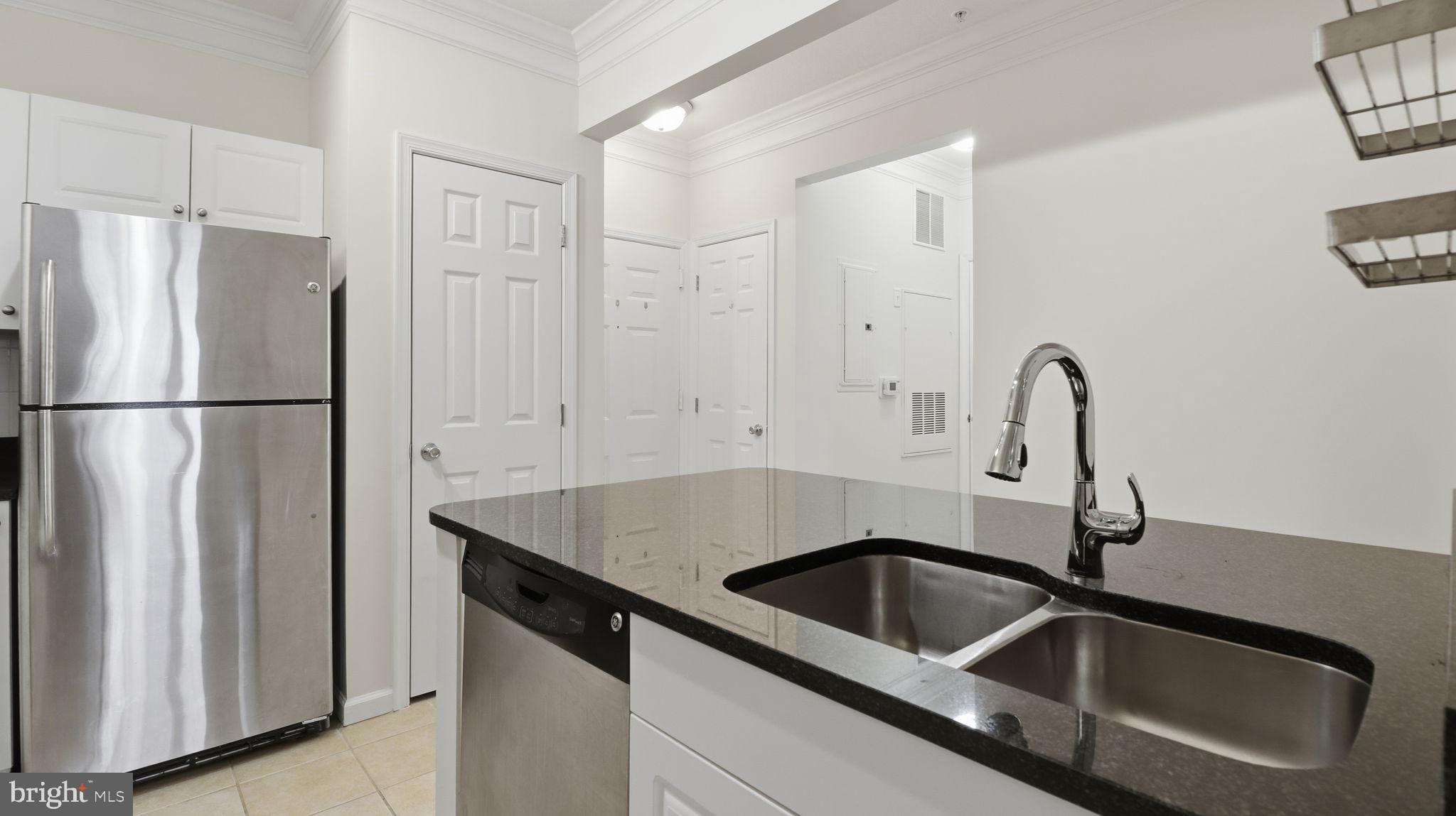 3 Arch Place, Unit 226 Gaithersburg, MD 20878 - Photo 11 of 29 KITCHEN