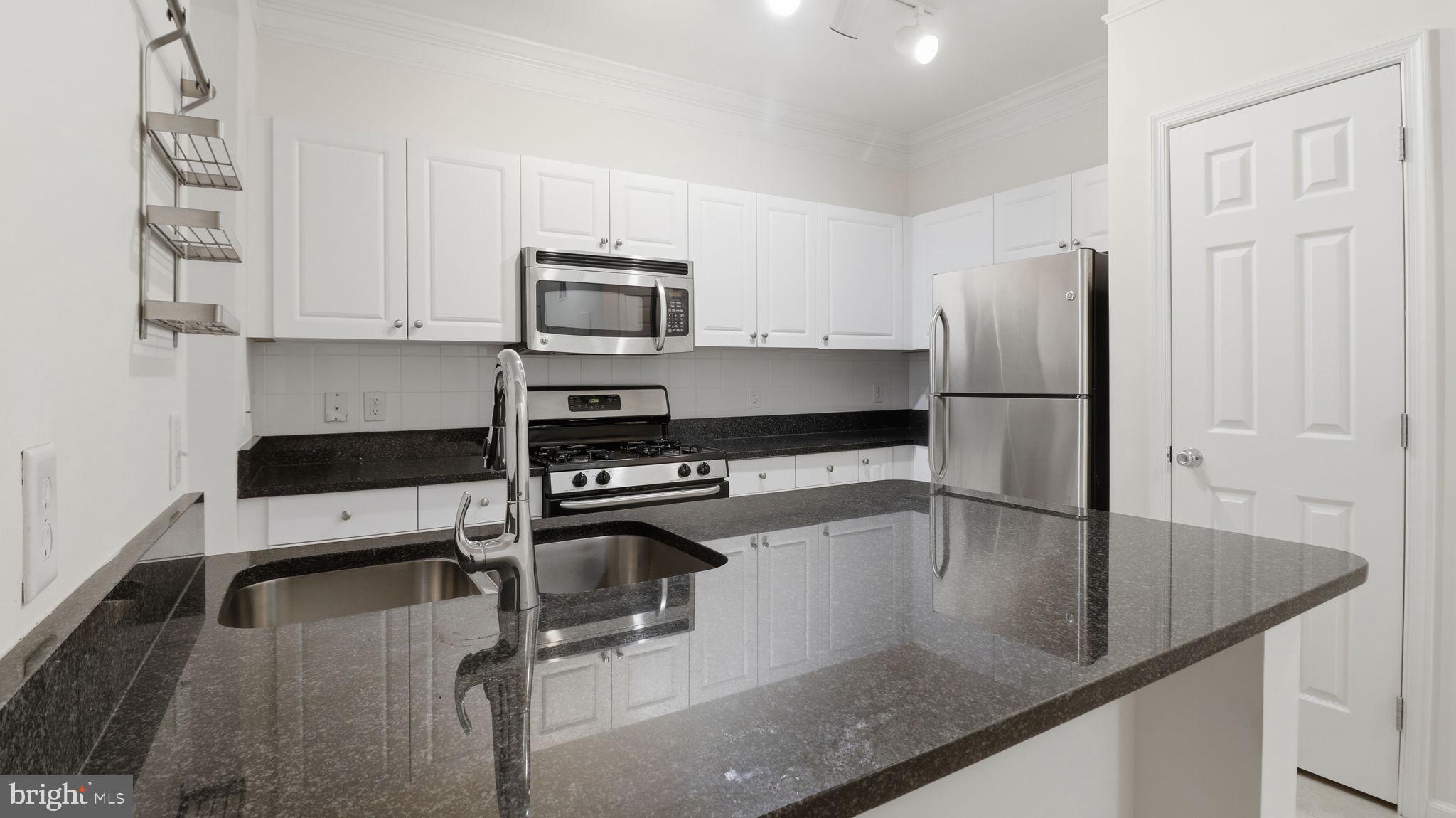 3 Arch Place, Unit 226 Gaithersburg, MD 20878 - Photo 12 of 29 KITCHEN