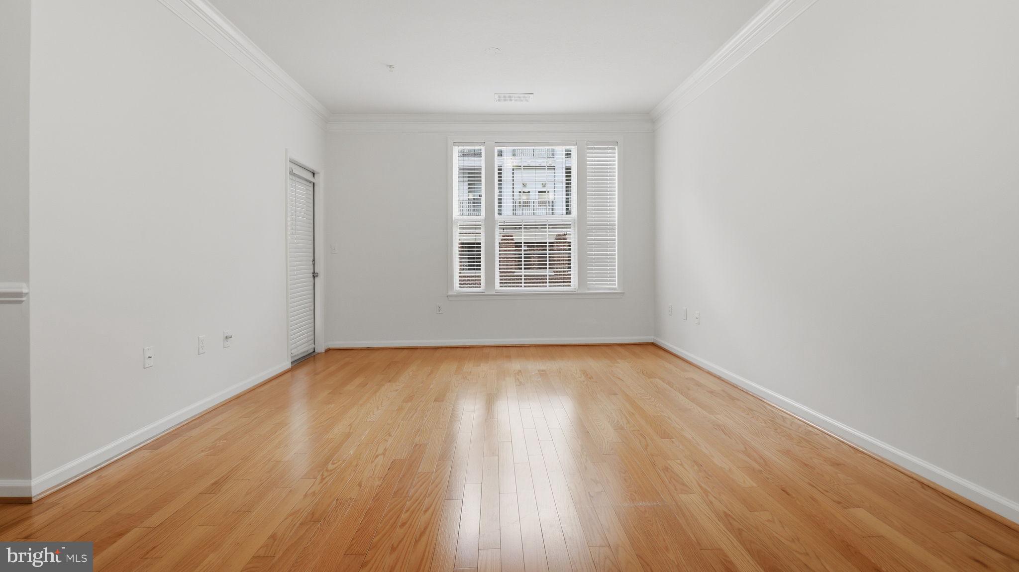 3 Arch Place, Unit 226 Gaithersburg, MD 20878 - Photo 13 of 29 LIVING ROOM