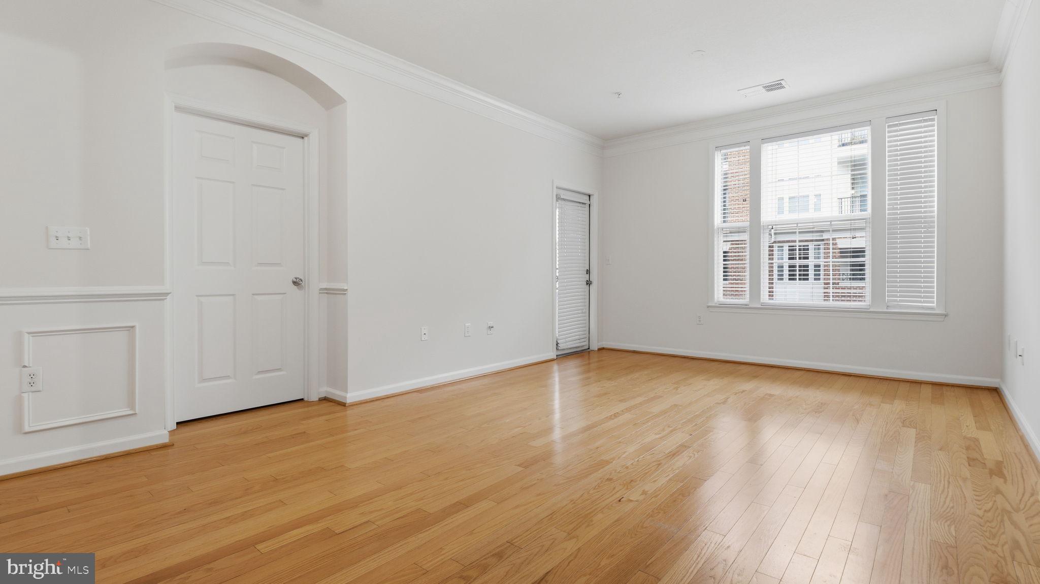 3 Arch Place, Unit 226 Gaithersburg, MD 20878 - Photo 14 of 29 LIVING ROOM
