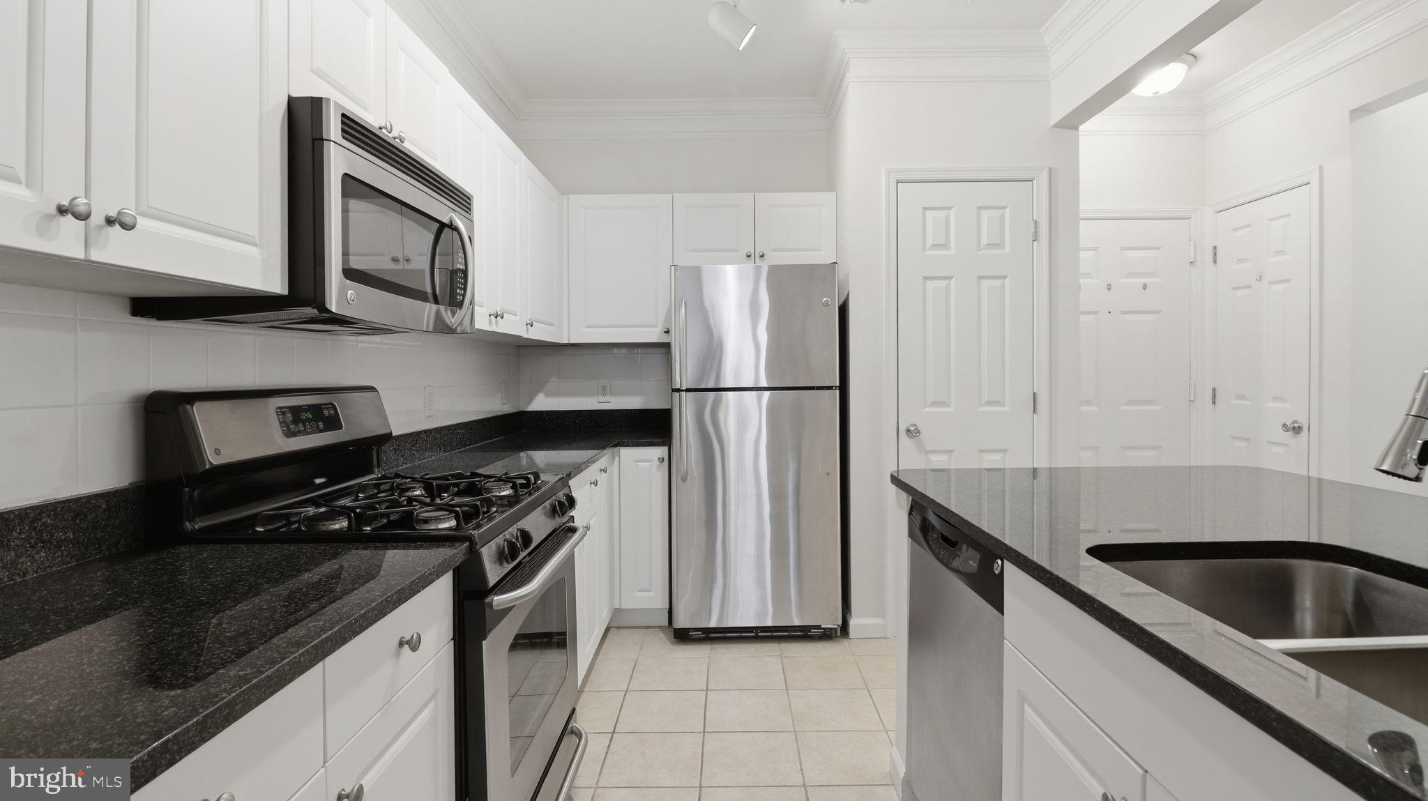 3 Arch Place, Unit 226 Gaithersburg, MD 20878 - Photo 10 of 29 KITCHEN