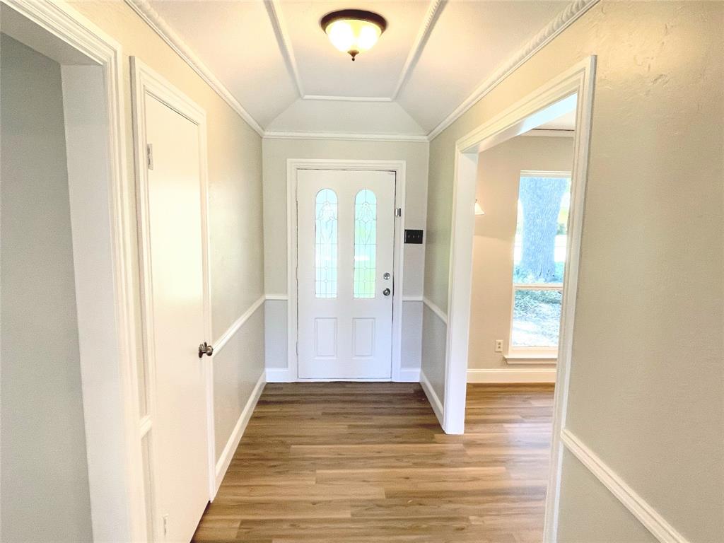 4847 Twin Post Road Dallas, TX 75244 - Photo 10 of 36 Foyer entrance with ornamental molding, light hardwood / wood-style flooring, and vaulted ceiling