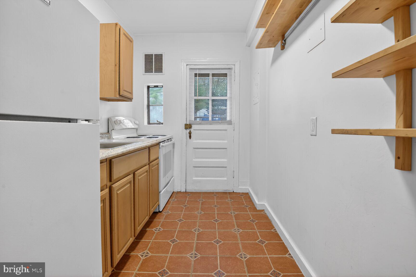 201 East Glebe Road, Unit D Alexandria, VA 22305 - Photo 10 of 19 Kitchen