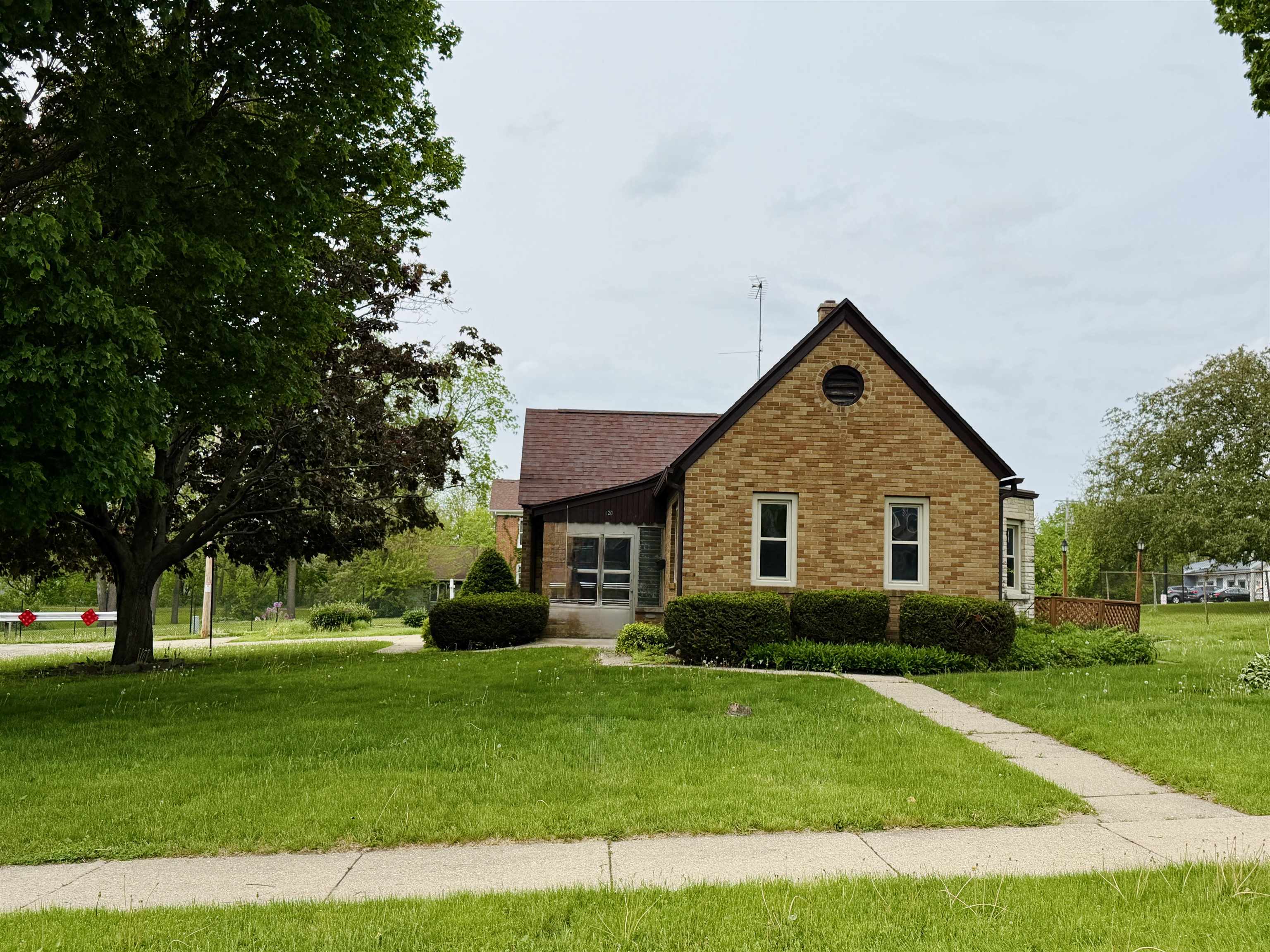 820 9th Avenue Monroe, WI 53566 - Photo 4 of 33