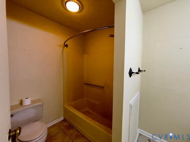 10024 South Hill Road Kenbridge, VA 23944 - Photo 13 of 32 a bathroom with a granite countertop bathtub shower