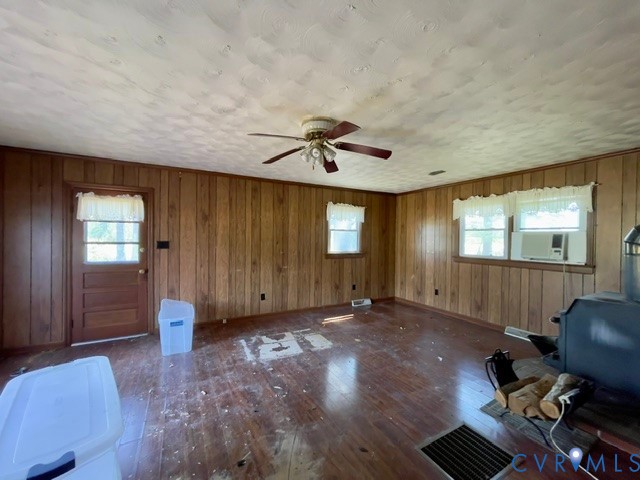 10024 South Hill Road Kenbridge, VA 23944 - Photo 16 of 32 a view of livingroom with hardwood floor and a ceiling fan