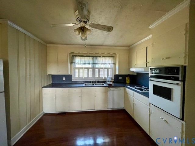 10024 South Hill Road Kenbridge, VA 23944 - Photo 8 of 32 a kitchen with a stove and a sink